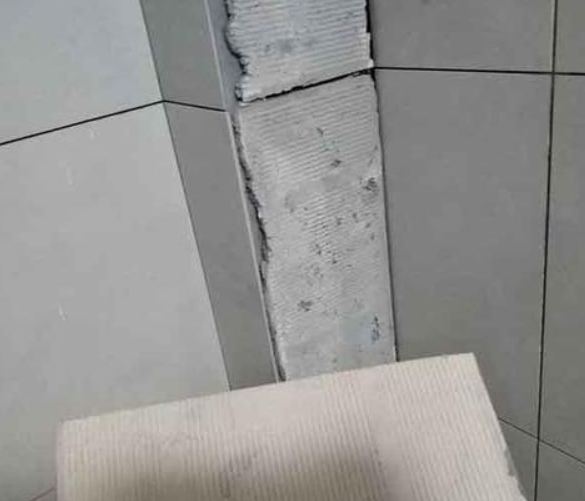 天门瓷砖空鼓维修公司分享下厨房瓷砖脱落的补救措施。